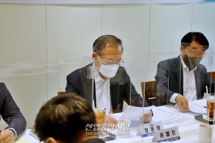 [산업VIEW] 정유업계, 안정적인 기술개발 위해 정부 및 민간 협력 필요 - 산업종합저널 동향