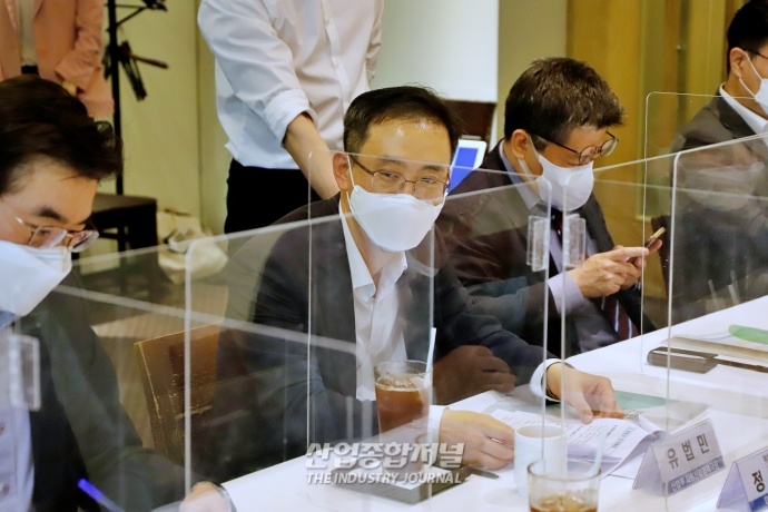 [산업VIEW] 정유업계, 안정적인 기술개발 위해 정부 및 민간 협력 필요 - 산업종합저널 동향