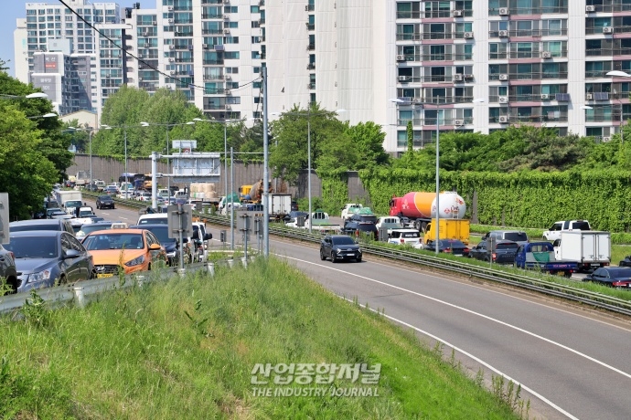 [산업VIEW] 황금연휴 앞둔 4일 오후, 서부간선도로는 이른 정체 중 - 산업종합저널 동향