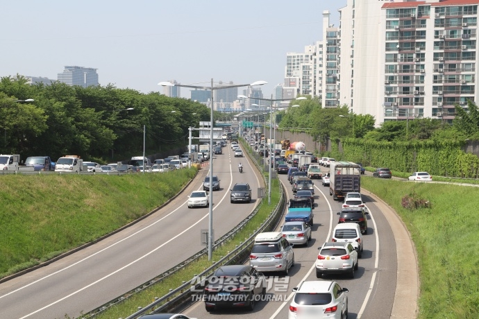 [산업VIEW] 황금연휴 앞둔 4일 오후, 서부간선도로는 이른 정체 중 - 산업종합저널 동향