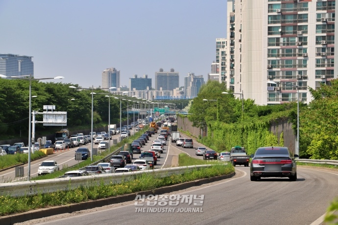 [산업VIEW] 황금연휴 앞둔 4일 오후, 서부간선도로는 이른 정체 중 - 산업종합저널 동향