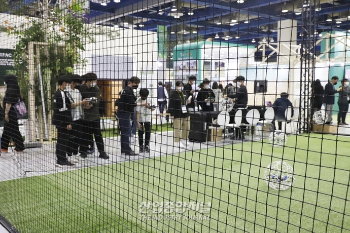 [산업VIEW] 드론 조종 체험하는 참관객 - 산업종합저널 전시회