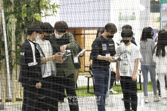 [산업VIEW] 드론 조종 체험하는 참관객 - 산업종합저널 전시회