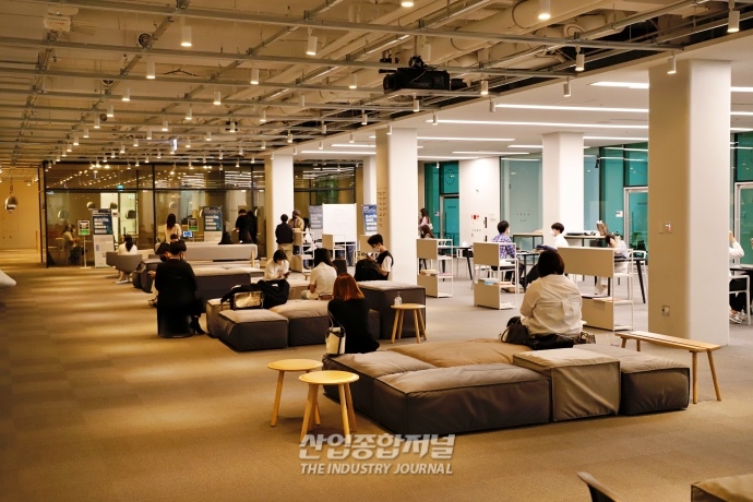 [산업VIEW] 전시 공간 트렌드 선도할 미래 디자이너들의 취업 열정 - 산업종합저널 동향