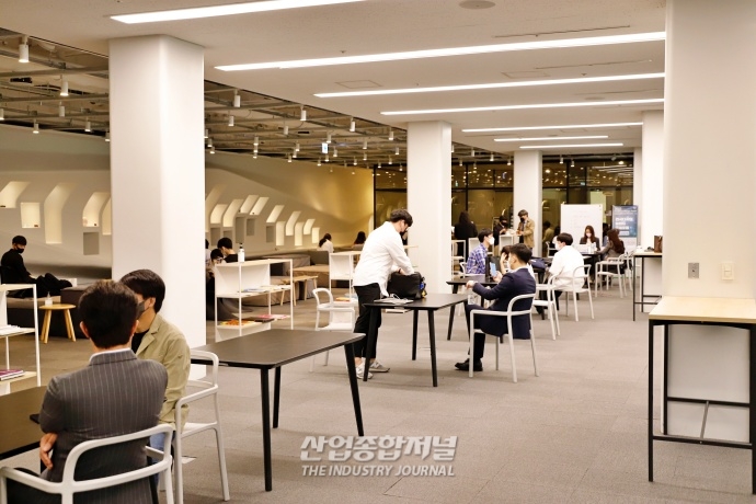 [산업VIEW] 전시 공간 트렌드 선도할 미래 디자이너들의 취업 열정 - 산업종합저널 동향