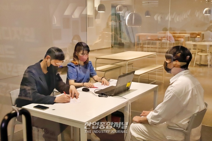 [산업VIEW] 전시 공간 트렌드 선도할 미래 디자이너들의 취업 열정 - 산업종합저널 동향