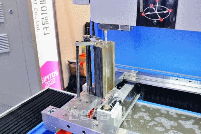 [SIMTOS 2022] 이중 방향 와이어 활용해 금속 절단 - 산업종합저널 전시회