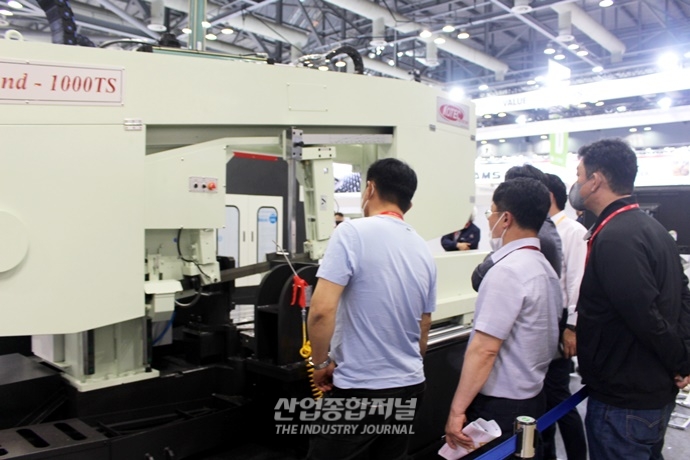 [SIMTOS 2022] 반듯히 잘린 철골, 서보 제어 방식 톱기계 - 산업종합저널 전시회