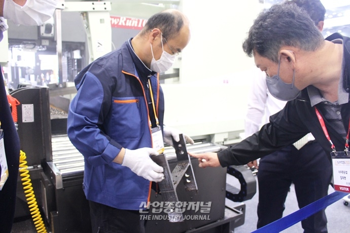 [SIMTOS 2022] 반듯히 잘린 철골, 서보 제어 방식 톱기계 - 산업종합저널 전시회