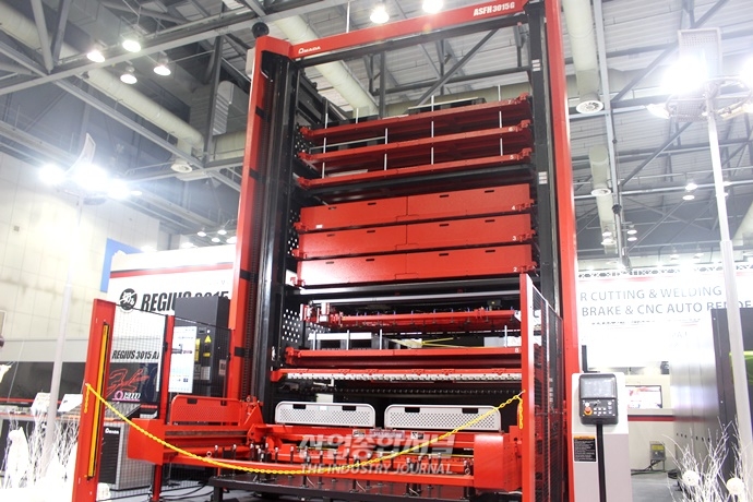 [SIMTOS 2022] 자재 로딩부터 완성품 적재까지 한번에, 자동화 금형 절단 공정 - 산업종합저널 전시회