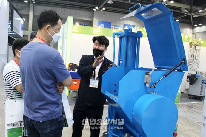 [SIMTOS 2022] 절삭 후 남는 금속 찌꺼기 모아 재활용하는 절삭칩 압축기 - 산업종합저널 전시회