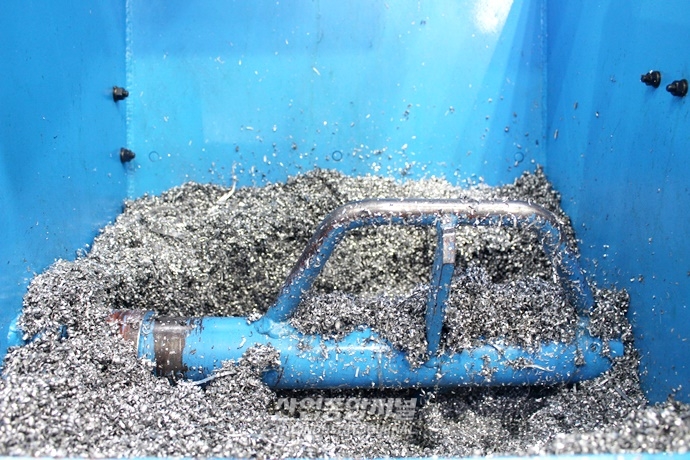 [SIMTOS 2022] 절삭 후 남는 금속 찌꺼기 모아 재활용하는 절삭칩 압축기 - 산업종합저널 전시회