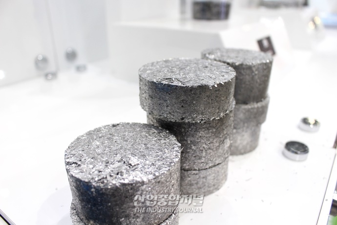 [SIMTOS 2022] 절삭 후 남는 금속 찌꺼기 모아 재활용하는 절삭칩 압축기 - 산업종합저널 전시회