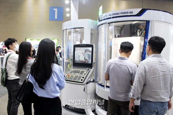[SIMTOS 2022] 로봇과 손발 맞추는 공구 연삭기 - 산업종합저널 전시회