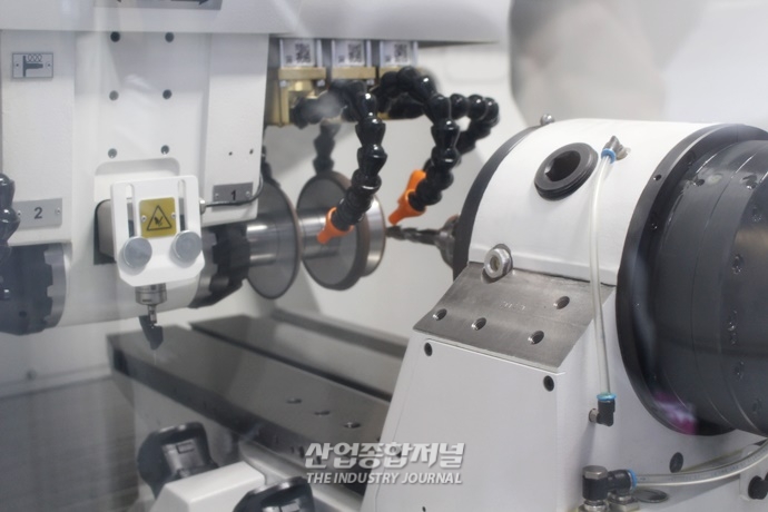 [SIMTOS 2022] 로봇과 손발 맞추는 공구 연삭기 - 산업종합저널 전시회