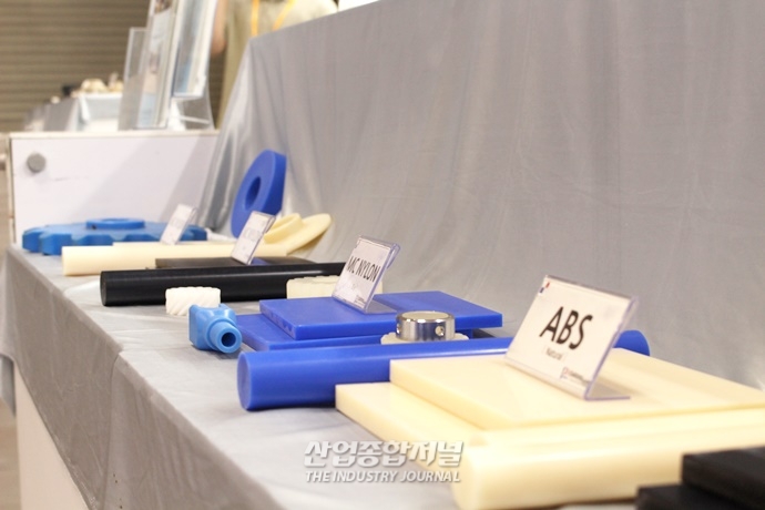 [SIMTOS 2022] 전시장에 진열된 다종다양한 합성수지 - 산업종합저널 전시회