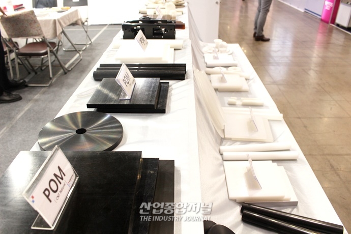 [SIMTOS 2022] 전시장에 진열된 다종다양한 합성수지 - 산업종합저널 전시회