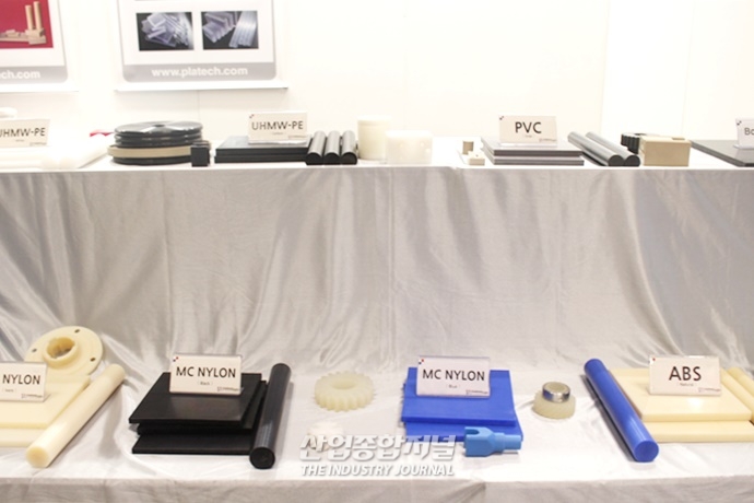 [SIMTOS 2022] 전시장에 진열된 다종다양한 합성수지 - 산업종합저널 전시회