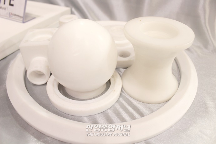 [SIMTOS 2022] 전시장에 진열된 다종다양한 합성수지 - 산업종합저널 전시회