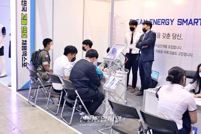 [산업VIEW] 고교 취준생들 위해 각 부스 맞춤형 상담 진행 - 산업종합저널 전시회