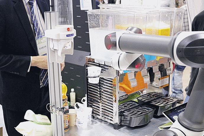 [움짤뉴스] 킨텍스서, 안내 및 음료 제공하는 로봇 등장 - 산업종합저널 전시회