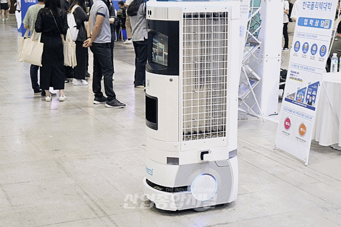 [움짤뉴스] 킨텍스서, 안내 및 음료 제공하는 로봇 등장 - 산업종합저널 전시회