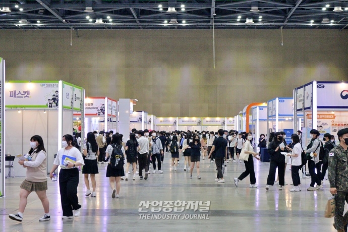 [산업VIEW] 학력과 스펙을 넘어…고졸 채용 엑스포 개최 - 산업종합저널 전시회