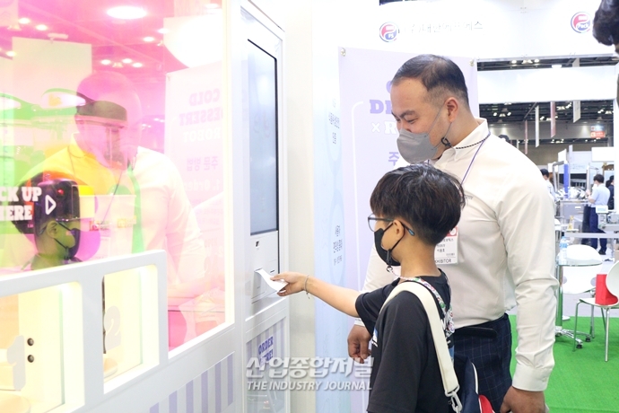 [산업VIEW] “슬러시 한 잔이요“ 주문부터 제조까지 자동화 카페 - 산업종합저널 전시회