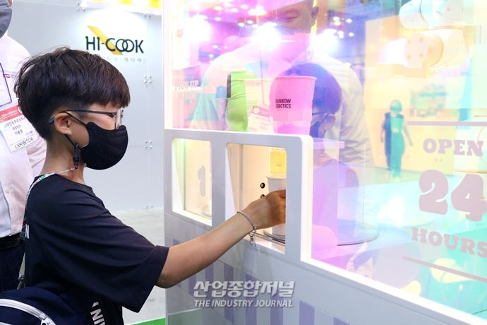 [산업VIEW] “슬러시 한 잔이요“ 주문부터 제조까지 자동화 카페 - 산업종합저널 전시회
