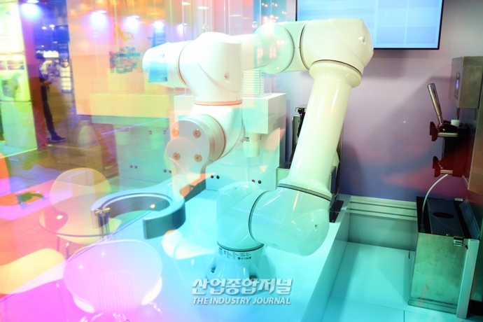 [산업VIEW] “슬러시 한 잔이요“ 주문부터 제조까지 자동화 카페 - 산업종합저널 전시회