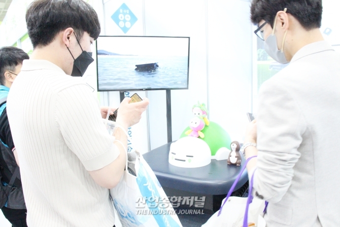 [산업VIEW] 전시회장에 등장한 앙증맞은 거북이 수질감시 로봇 - 산업종합저널 전시회