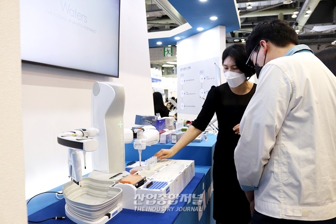 [산업VIEW] '피펫팅도 로봇이 한다' 시료 옮기는 피펫팅 로봇 - 산업종합저널 전시회