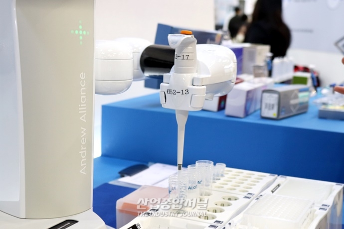 [산업VIEW] '피펫팅도 로봇이 한다' 시료 옮기는 피펫팅 로봇 - 산업종합저널 전시회