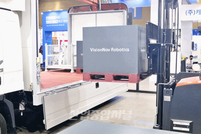 [움짤뉴스] 파렛트 적재하는 무인 지게차 - 산업종합저널 전시회