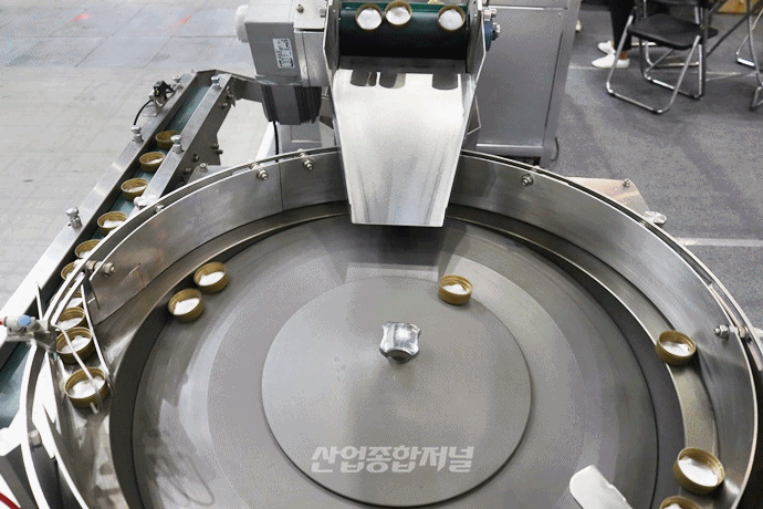 [움짤뉴스] '나란히 나란히' 컨베이어벨트에 제품 공급하는 로터리 피더 - 산업종합저널 전시회