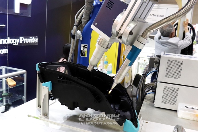 [산업VIEW] 플라즈마 내뿜어 접착 강도 높이는 로봇팔 - 산업종합저널 전시회