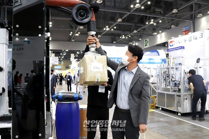 [산업VIEW] "가볍네요" 20kg 박스 들어보인 관람객 - 산업종합저널 전시회