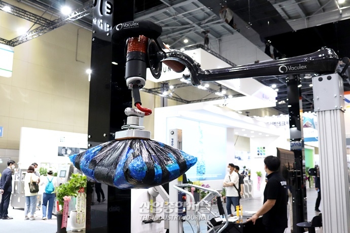 [산업VIEW] "가볍네요" 20kg 박스 들어보인 관람객 - 산업종합저널 전시회