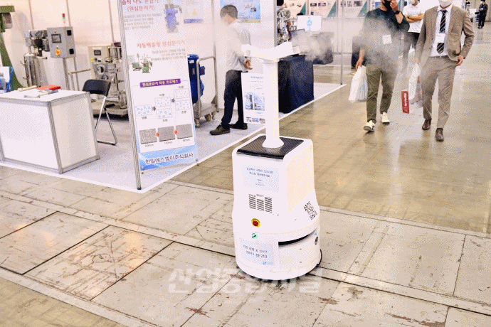 [움짤뉴스] 전시장 누비며 소독제 분사하는 ‘살균 소독 로봇’ - 산업종합저널 전시회