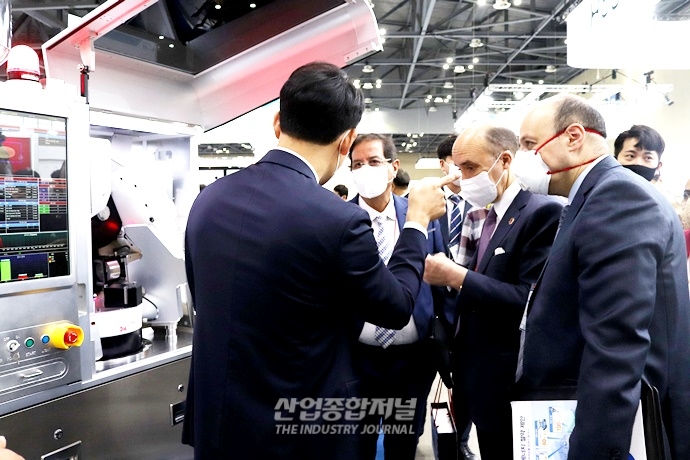 [산업 VIEW] 해외 바이어들 이목 끄는 정제캡슐 외관검사기 - 산업종합저널 전시회