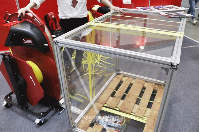 [움짤뉴스] 물건 결속 중인 파렛트 포장기 - 산업종합저널 전시회