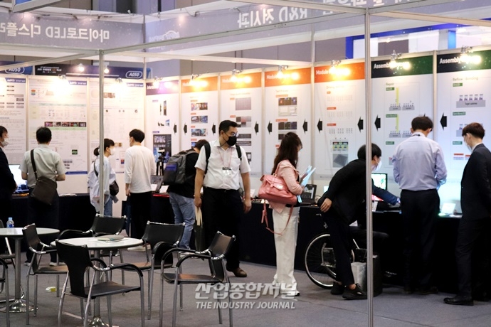 [산업VIEW] 광융합엑스포서 최신 광기술 살펴보는 관람객들 - 산업종합저널 전시회