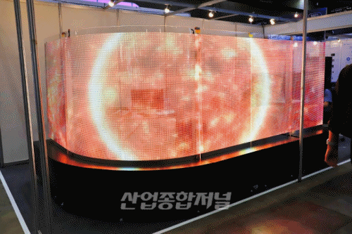 [움짤뉴스] 2022 국제광융합O2O엑스포, 투명 LED 활용한 디스플레이 선보여 - 산업종합저널 전시회