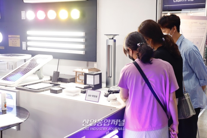 [산업VIEW] 킨텍스서 다양한 기술 적용한 LED 제품 선보여 - 산업종합저널 전시회