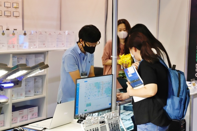 [산업VIEW] 킨텍스서 다양한 기술 적용한 LED 제품 선보여 - 산업종합저널 전시회