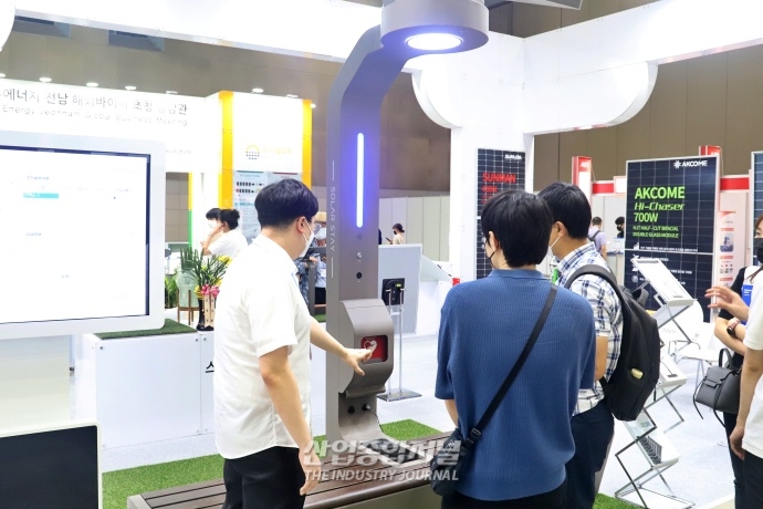 [산업VIEW] 태양광 발전 통해 스마트폰 유·무선 충전 가능한 ‘스마트벤치’ - 산업종합저널 전기