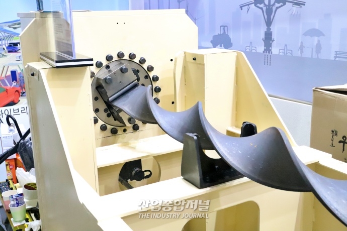 [산업VIEW] 자체 회전력만으로 지반 내 설치 가능한 ‘스파이럴 파일’ - 산업종합저널 장비