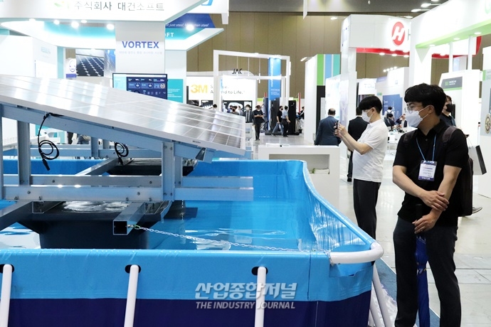 [산업VIEW] 물 위의 발전소, 수면 위로 둥둥 뜬 태양광패널 - 산업종합저널 전시회