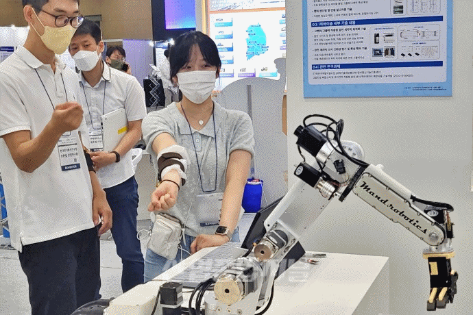 [움짤뉴스] 사람의 근활성도에 따라 움직이는 ‘로봇팔’ - 산업종합저널 전자