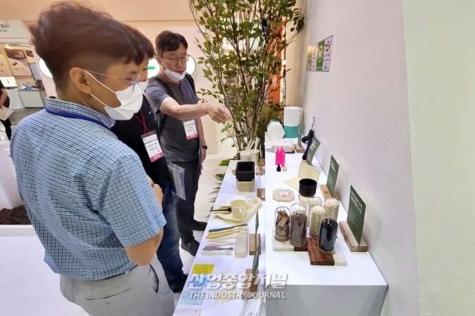 [산업VIEW] 킨텍스서, 저탄소 종이, 셀룰로오스 섬유 등 다양한 친환경 제품 선보여 - 산업종합저널 소재